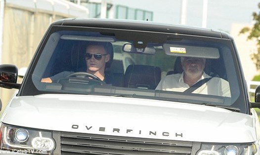 Tiền đạo Wayne Rooney (trái) và người đại diện trên đường rời đại bản doanh của Everton. Ảnh: iCelebTV.com